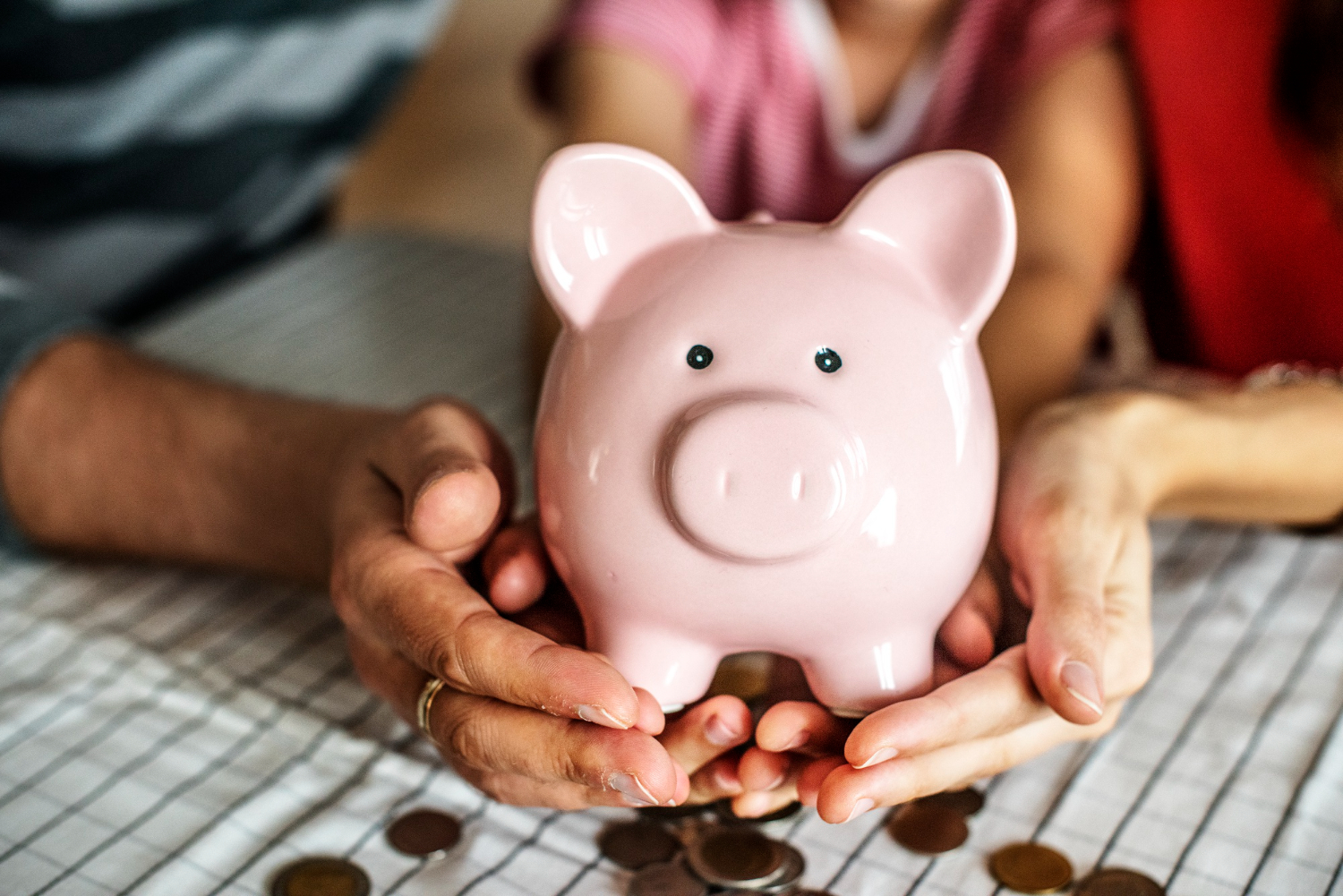 Família juntos segurando suas economias!