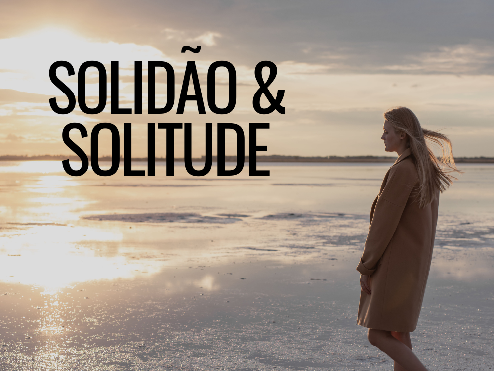Uma mulher com olhar para o horizonte, ao por do sol em uma reflexão a solitude.